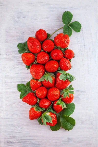 Fraises Mûres Fraîches Sur Table Cuisine Plaque Bois Blanc Peut — Photo