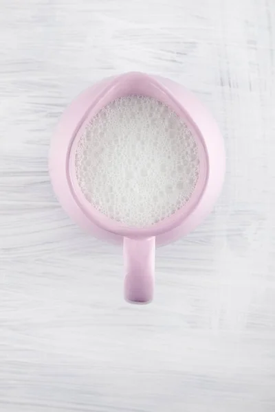 Verse Melk Roze Keramische Pot Witte Keuken Houten Plaat Kan — Stockfoto