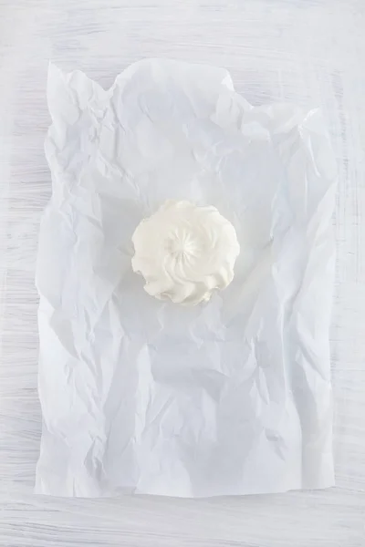 Frischkäse Auf Weißem Papier Und Weißem Holztisch Kann Als Hintergrund — Stockfoto