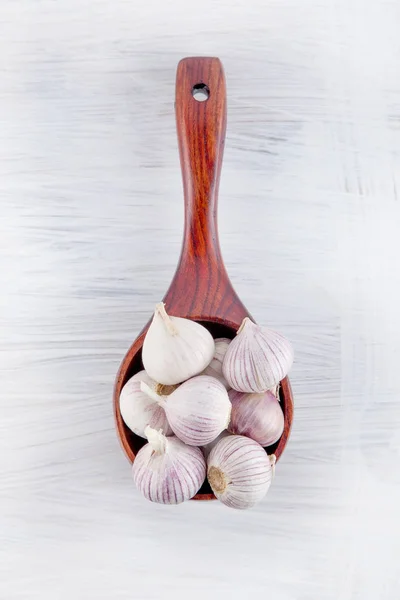 Frischer Knoblauch Einem Holzlöffel Auf Einem Weißen Hölzernen Küchenteller Dekoriert — Stockfoto