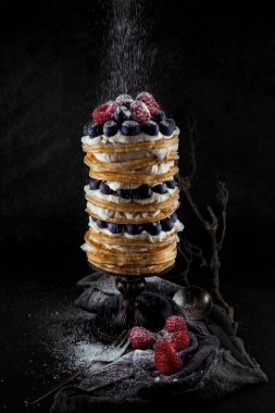 bir yığın krep meyveleri ile dekore edilmiş ve pudra şekeri, rustik studio vurdu, arka plan olarak kullanılabilir