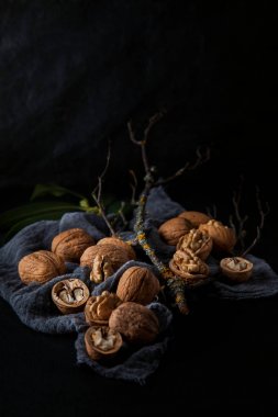 Karanlık kayrak plaka mutfak masasında peçete ile güzel sundu ceviz arka plan olarak kullanılabilir