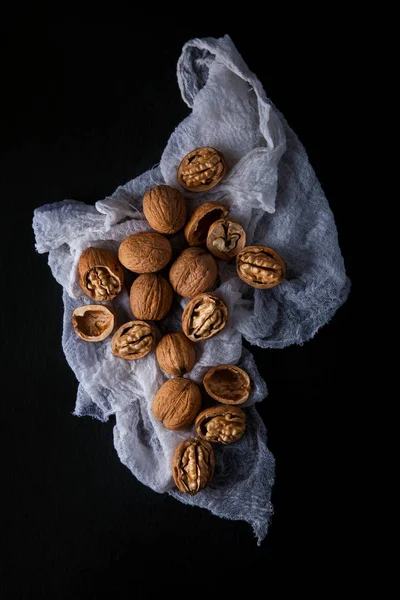 Bellamente Presentado Nueces Placa Pizarra Oscura Mesa Cocina Con Servilleta —  Fotos de Stock