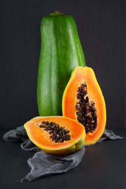 bir peçete ve kayrak plaka mutfak masasının üzerinde taze olgun papaya arka plan olarak kullanılabilir