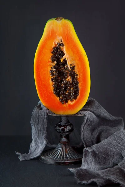 Bir Peçete Kayrak Plaka Mutfak Masasının Üzerinde Taze Olgun Papaya — Stok fotoğraf