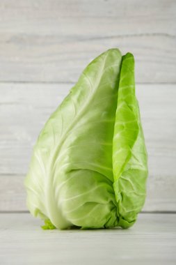 taze yeşil sivri lahana beyaz ahşap mutfak plaka üzerinde arka plan olarak kullanılabilir