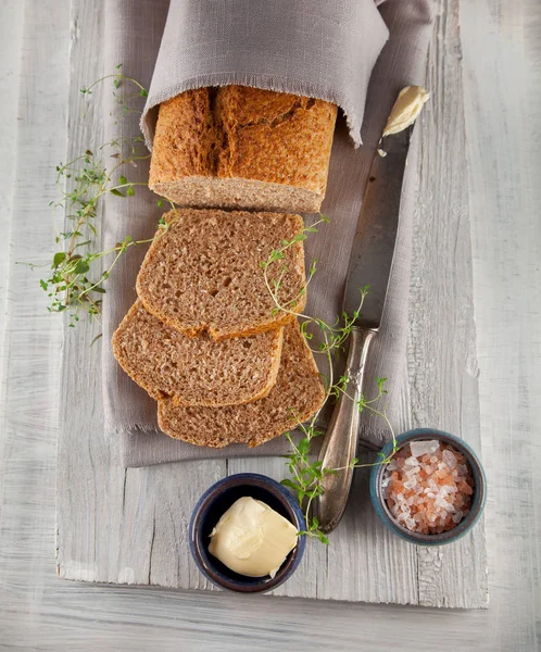 Chleb Pełnoziarnisty Świeże Białe Drewniane Kuchnia Tabeli Solą Masłem Może — Zdjęcie stockowe