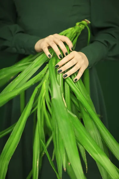 Vrouw Groene Jurk Handen Met Sommige Tropische Bladeren Sensuele Studio — Stockfoto