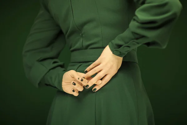 Mooie Vrouw Groene Vintage Jurk Met Haar Handen Haar Rug — Stockfoto