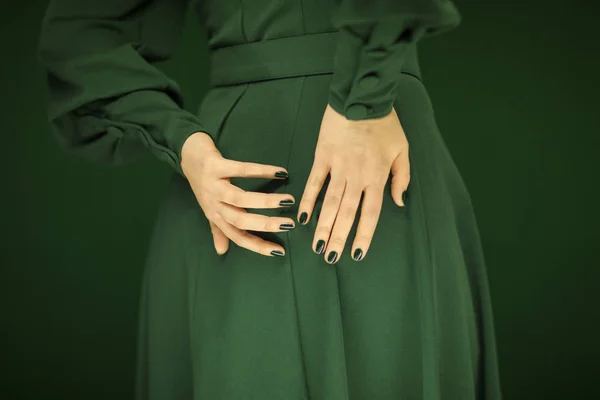 Όμορφη Γυναίκα Στο Πράσινο Vintage Φόρεμα Που Δείχνει Χέρια Της — Φωτογραφία Αρχείου
