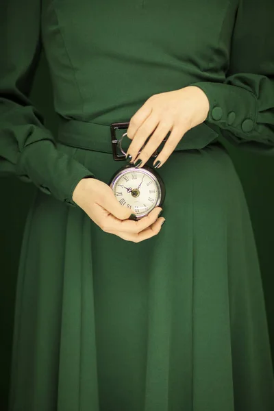 Hermosa Figura Mujer Vestido Verde Con Fondo Verde Celebración Reloj — Foto de Stock
