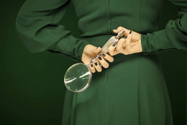 Όμορφη Γυναίκα Σχήμα Στο Πράσινο Φόρεμα Πράσινο Φόντο Κρατώντας Vintage — Φωτογραφία Αρχείου