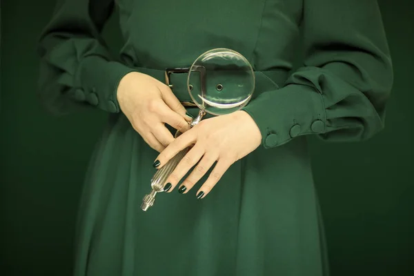 Hermosa Figura Mujer Vestido Verde Con Fondo Verde Con Lupa — Foto de Stock