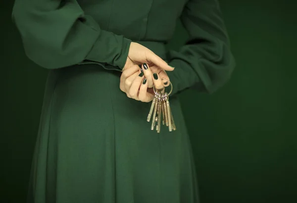 Beautiful Woman Figure Dark Green Dress Holding Vintage Keys Hands — Stock Photo, Image