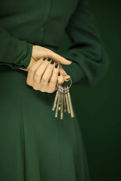 Bela Figura Mulher Verde Escuro Vestido Segurando Chaves Vintage Mãos — Fotografia de Stock