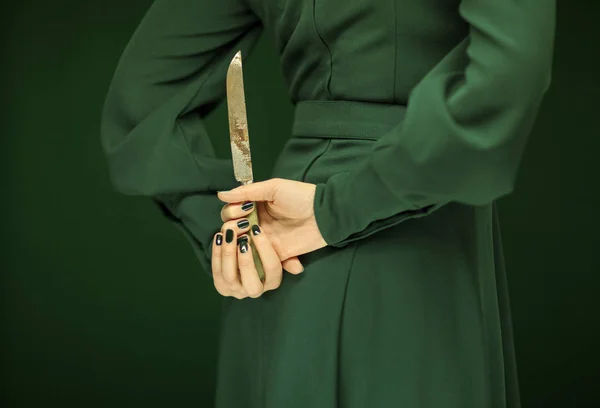 Hermosa Figura Mujer Vestido Verde Con Fondo Verde Sosteniendo Cuchillo —  Fotos de Stock