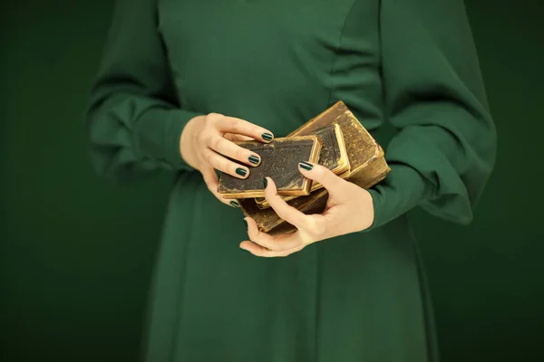 Bela Figura Mulher Verde Escuro Vestido Segurando Livro Vintage Mãos — Fotografia de Stock