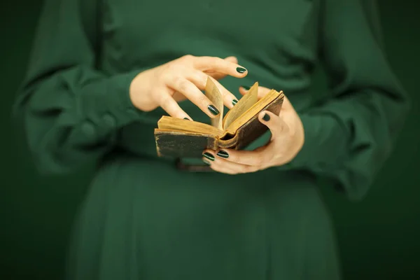Όμορφη Γυναίκα Φιγούρα Σκούρο Πράσινο Φόρεμα Εκμετάλλευση Vintage Βιβλίο Χέρια — Φωτογραφία Αρχείου