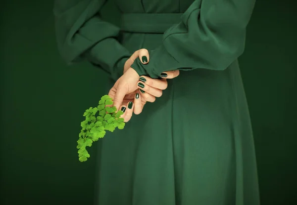 Woman Green Dress Hands Holding Some Tropical Leaves Sensual Studio — Stock Photo, Image