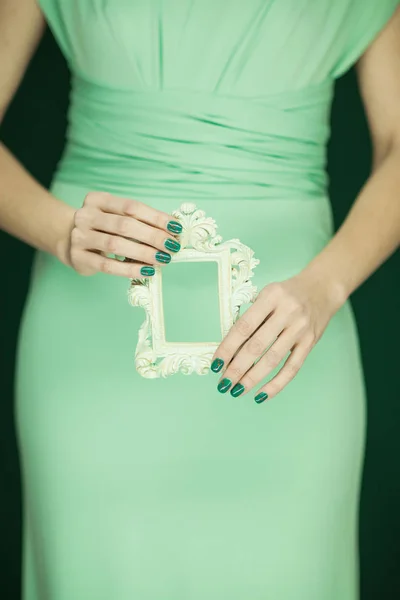 美人図 ビンテージ フレーム グリーンのマニキュアと手を保持している緑の光のドレスの花嫁介添人 — ストック写真