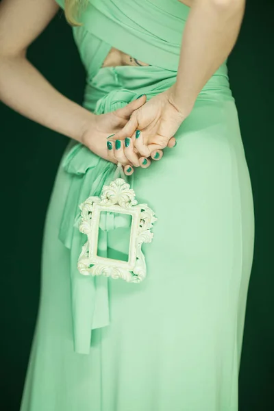 美人図 ビンテージ フレーム グリーンのマニキュアと手を保持している緑の光のドレスの花嫁介添人 — ストック写真