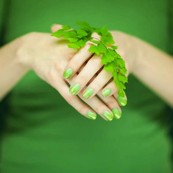 Kvinna Händer Med Grönt Nagellack Håller Vissa Tropiska Lämnar Sensuell — Stockfoto