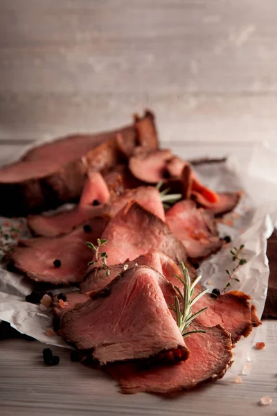 Filete Carne Asada Asada Parrilla Medio Cortado Rodajas Sobre Plato — Foto de Stock