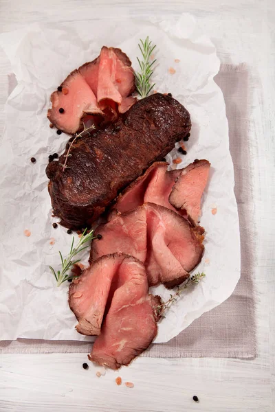 Nakrájené Středně Vzácný Grilované Pečené Hovězí Ribeye Steak Bílé Dřevěné — Stock fotografie
