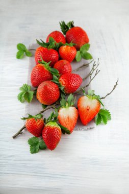 eski püskü şık beyaz ahşap plaka mutfak masasının üzerinde taze olgun çilek arka plan olarak kullanılabilir