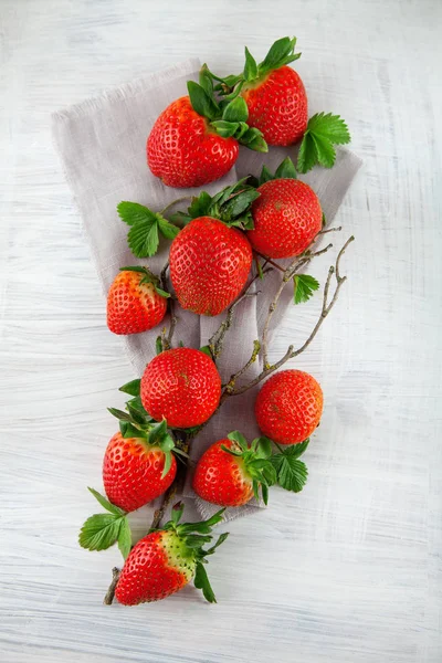 Fraises Mûres Fraîches Sur Table Cuisine Bois Blanc Chic Minable — Photo