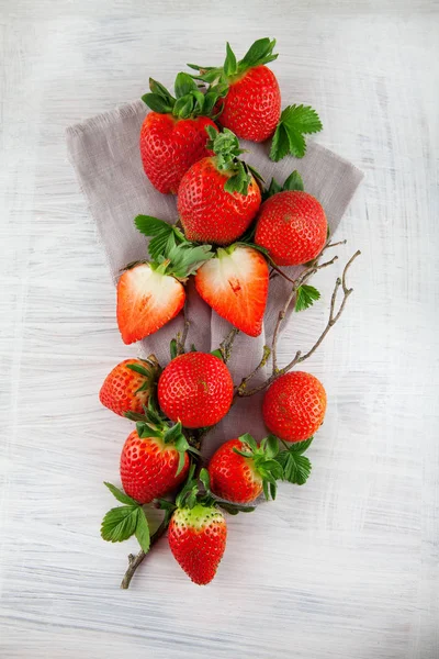 eski püskü şık beyaz ahşap plaka mutfak masasının üzerinde taze olgun çilek arka plan olarak kullanılabilir