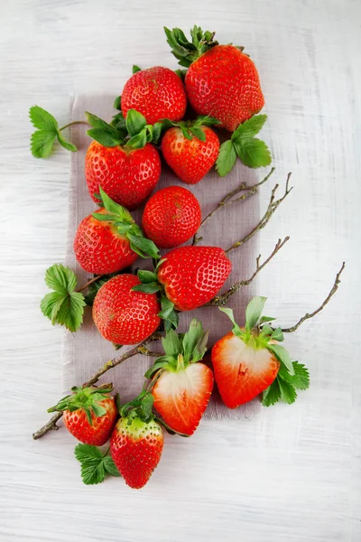 Fraises Mûres Fraîches Sur Table Cuisine Bois Blanc Chic Minable — Photo