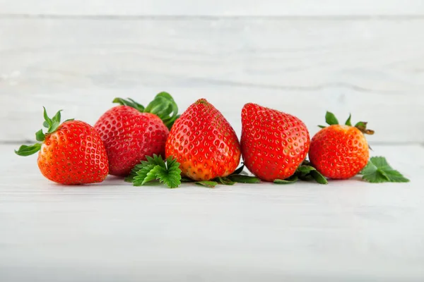 Fraises Mûres Fraîches Sur Table Cuisine Bois Blanc Chic Minable — Photo