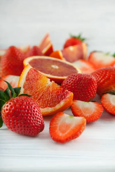 Naranjas Sangre Maduras Frescas Fresas Rebanadas Fotografía Alimentos Rústicos Mesa — Foto de Stock