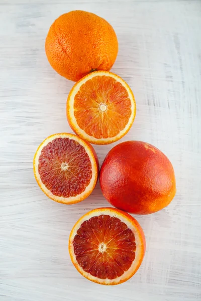 新鮮な熟したブラッド オレンジ スライス 白い木製プレート キッチン テーブルに素朴な料理写真が背景としても使えます — ストック写真