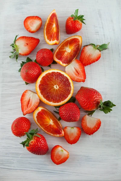 Naranjas Sangre Maduras Frescas Fresas Rebanadas Fotografía Alimentos Rústicos Mesa — Foto de Stock