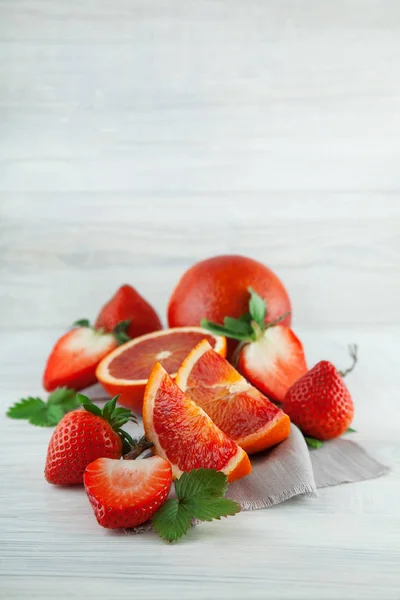 Naranjas Sangre Maduras Frescas Fresas Rebanadas Fotografía Alimentos Rústicos Mesa — Foto de Stock