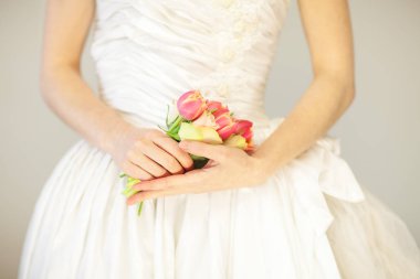 kadın gelin bahar çiçek Lale ve gül, atış arka plan olarak kullanılan şehvetli studio tutan eller