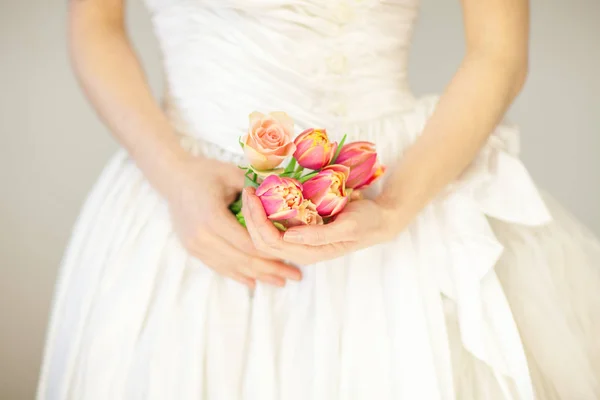 Mujer Novia Manos Celebración Primavera Flores Tulipanes Rosas Sensual Estudio —  Fotos de Stock