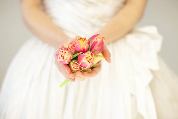 Frau Braut Hände Halten Frühlingsblumen Tulpen Und Rosen Sinnliche Studioaufnahme — Stockfoto