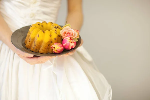 Vrouw Bruid Handen Met Taart Een Bord Met Lente Bloemen — Stockfoto