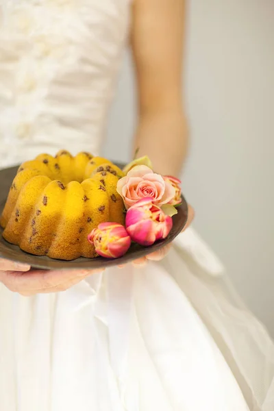 Mulher Noiva Mãos Segurando Bolo Uma Placa Com Flores Primavera — Fotografia de Stock