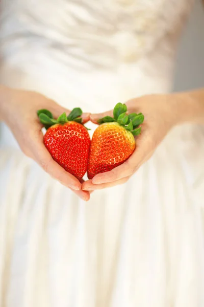 Woman Bride Hands Holding Some Strawberries Her Hands Sensual Studio — Stock Photo, Image