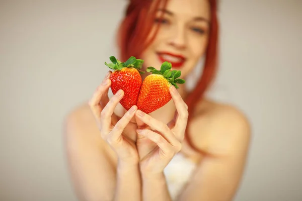 Schöne Frau Hält Ein Paar Erdbeeren Den Händen Sinnliche Studioaufnahmen — Stockfoto