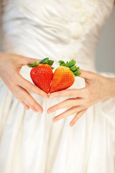 Woman Bride Hands Holding Some Strawberries Her Hands Sensual Studio — Stock Photo, Image