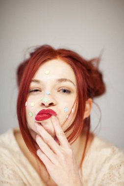 güzel kendi kendine güvenen komik küçük kadın, renkli şeker şeker ile eğleniyor kız sopa yüzüne yıldız