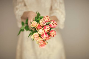 Bahar çiçek Lale ve gül holding kadın gelin eller boho düğün elbise, şehvetli stüdyo çekim arka plan olarak kullanılabilir