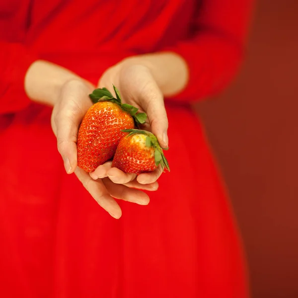 Hermosas Manos Mujer Sosteniendo Algunas Fresas Sus Manos Tiro Sensual — Foto de Stock