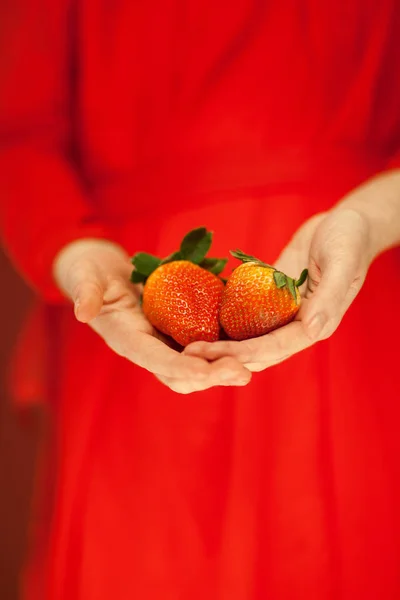 Hermosas Manos Mujer Sosteniendo Algunas Fresas Sus Manos Tiro Sensual — Foto de Stock