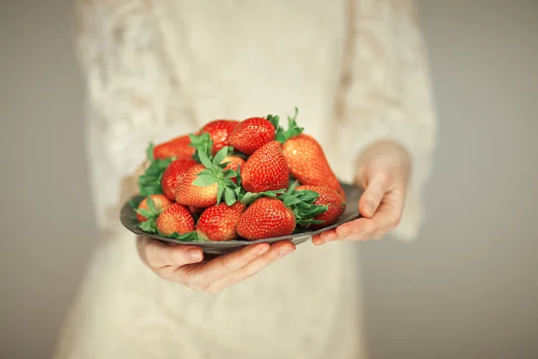 Όμορφη Γυναίκα Χέρια Κρατώντας Ένα Πιάτο Φράουλες Στα Χέρια Της — Φωτογραφία Αρχείου